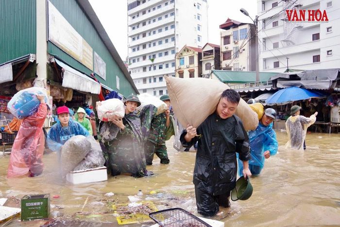 Khu vực chợ Giếng Vuông bị ngập sâu sau mưa lớn