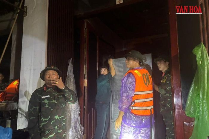 Lực lượng chức năng hỗ trợ người dân vùng lũ sơ tán tài sản trong đêm