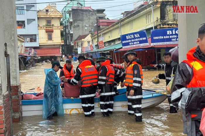 Nhiều nơi bị ngập sâu, lực lượng chức năng huy động hỗ trợ người dân chịu ảnh hưởng do mưa lũ