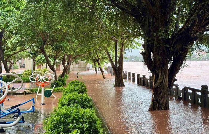 Nước dâng cao khiến nhiều nơi ngập sâu