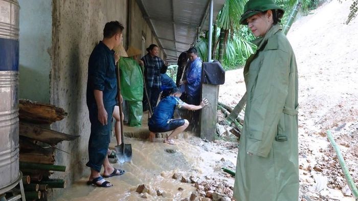 Lãnh đạo xã Quan Sơn kiểm tra điểm sạt lở tại bản Thanh Sơn, nơi đang có nguy cơ tiếp tục sạt lở cao