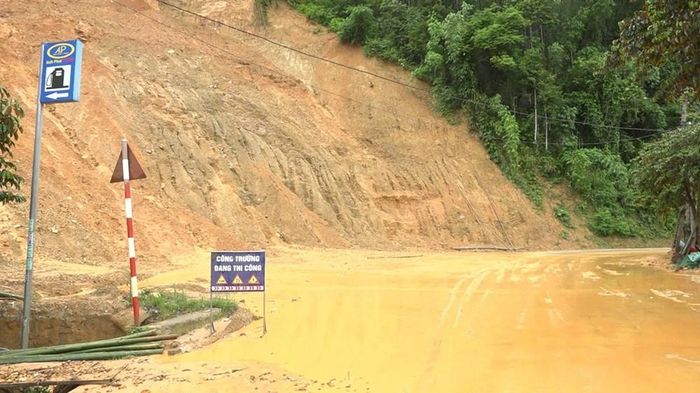 Mưa lớn khiến một số tuyến đường trên địa bàn xã Quan Sơn có nguy cơ sạt lở