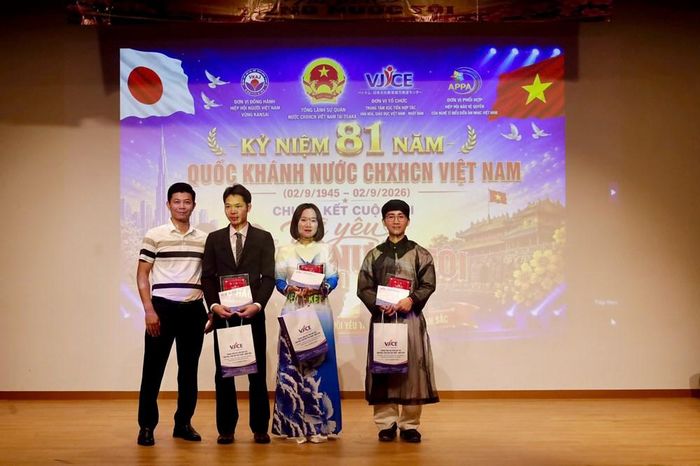 Ban Tổ chức trao giải thưởng cho các thí sinh