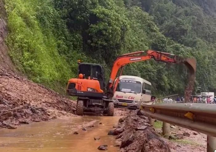 Lực lượng chức năng khắc phục sạt lở tại một số tuyến đường giao thông