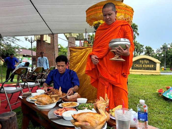 Các lễ vật cho nghi lễ được đồng bào Khmer thành phố Cần Thơ chuẩn bị chu đáo