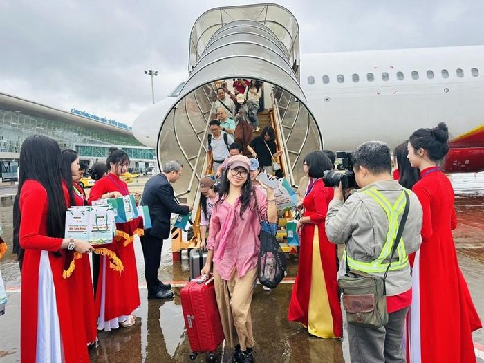 Đoàn Famtrip đến từ Hà Nội là những vị khách đầu tiên trong sáng ngày 19.8 được chào đón tại sân bay Liên Khương