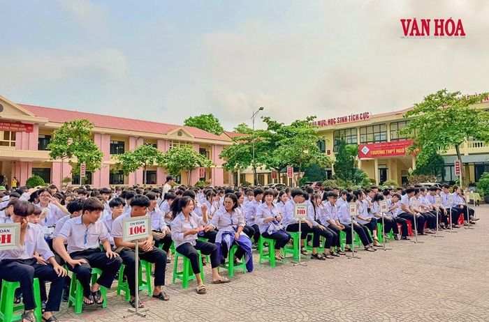 Theo thầy giáo Nguyễn Văn Nhẫn, khoảng 90% học sinh của nhà trường đến từ xã Nam Trạch. Quảng đường đến trường có em phải vượt hơn 10km
