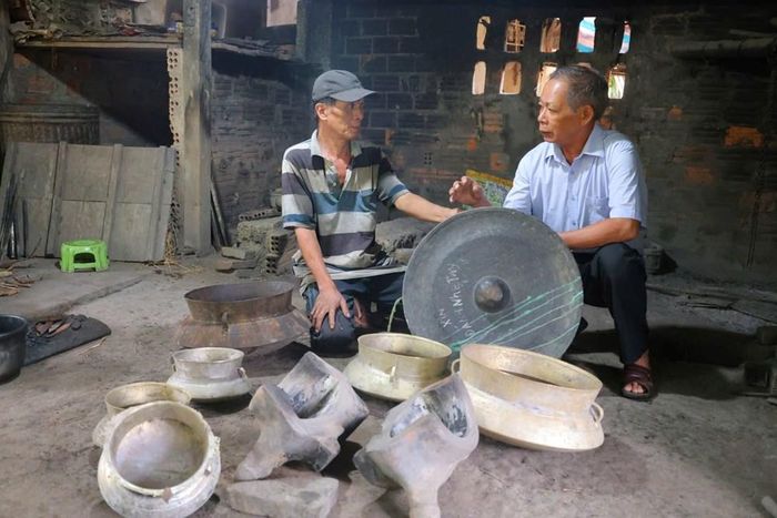 Ông Cao Văn Chư (bên phải) trao đổi với người thợ về giá trị văn hóa và những nỗ lực bảo tồn nghề đúc đồng truyền thống
