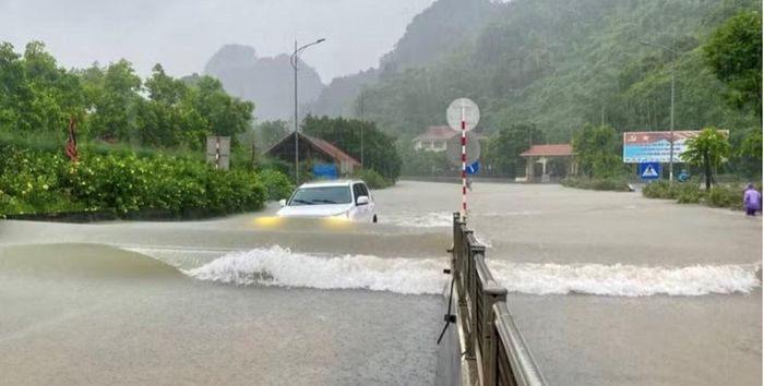 Ngập lụt tại một số tuyến đường trên địa bàn phường Quang Hanh.