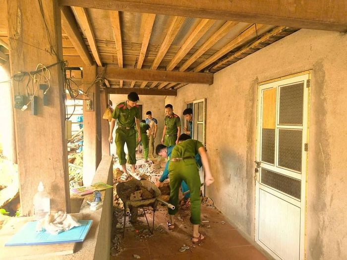 Lực lượng Dân quân tự vệ, Công an xã cùng các lực lượng tại chỗ khẩn trương dọn đất đá, gạch vỡ khỏi khu vực nhà dân