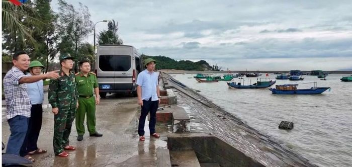 Đại diện Chính quyền đặc khu Cô Tô kiểm tra tình hình mưa bão tại khu vực xung yếu, sẵn sàng các biện pháp ứng phó. Ảnh: MINH ĐỨC