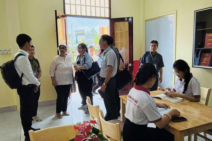 Đoàn chuyên gia Hội đồng Di tích và Di chỉ Quốc tế (ICOMOS) đọc tại Nhà tư liệu Văn hóa Óc Eo - Ba Thê