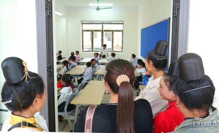 Phụ huynh trực tiếp tham quan khu học tập, ăn ở và sinh hoạt của con em tại Trường Phổ thông nội trú Tiểu học và THCS xã Yên Sơn