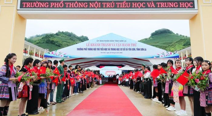 Niềm vui của cô và trò Trường Phổ thông nội trú Tiểu học và THCS xã Yên Sơn trong ngày đón nhận ngôi trường mới khang trang, đồng bộ nơi vùng biên