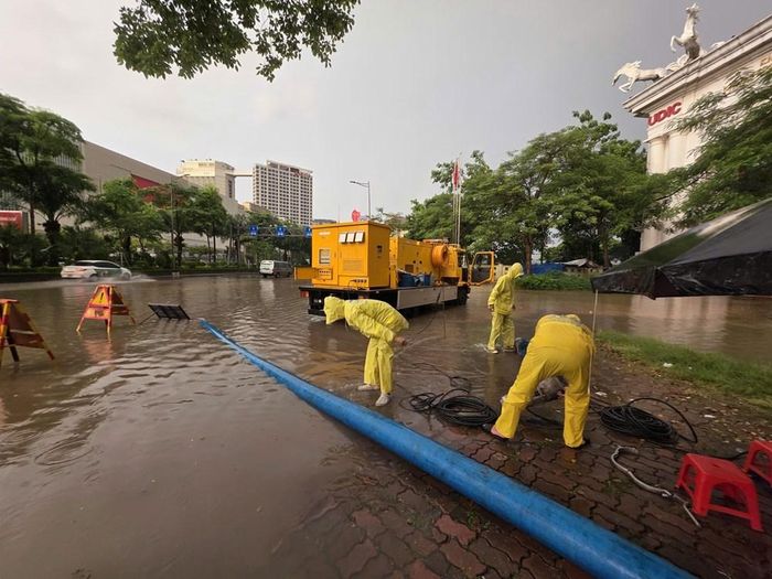 Các đơn vị chức năng của Hà Nội duy trì trực hiện trường 24/24 giờ, huy động 100% nhân lực và phương tiện sẵn sàng xử lý mọi sự cố