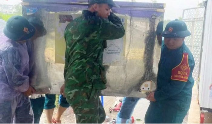 Lực lượng chức năng giúp người dân di chuyển đồ đạc ra khỏi vùng nguy hiểm