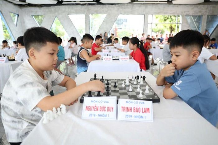 Các kỳ thủ nhí tập trung tranh tài ở nội dung cờ vua tại giải