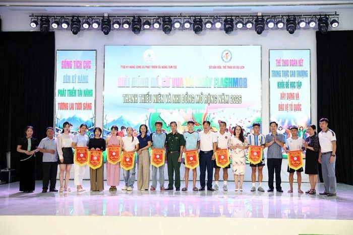 Ban Tổ chức trao cờ lưu niệm cho đại diện các đội, nhóm tham gia giải