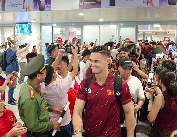 Lê Giang Patrik và đồng đội được đông đảo người hâm mộ tại sân bay chào đón