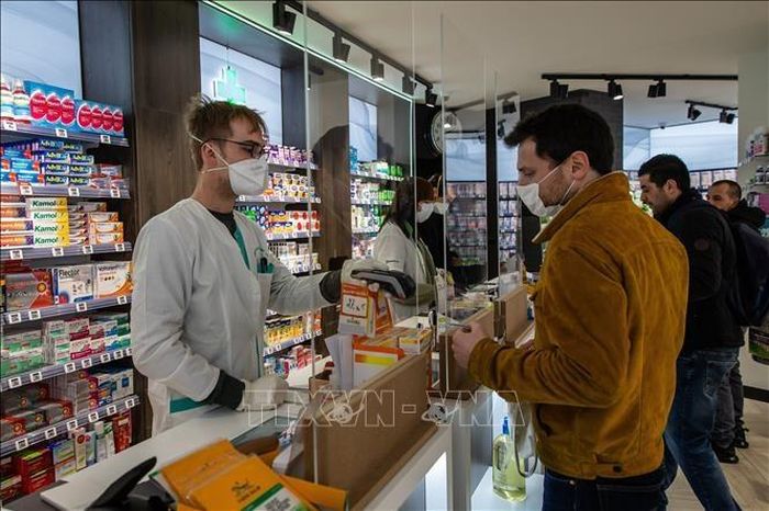 Người dân đeo khẩu trang phòng tránh lây nhiễm COVID-19 tại hiệu thuốc ở Paris, Pháp ngày 2/4/2020. Ảnh: THX/TTXVN