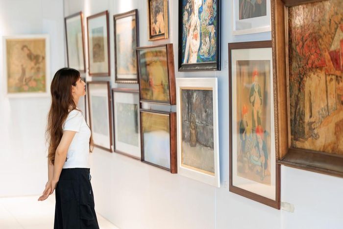 Công chúng thưởng lãm các tác phẩm trưng bày tại triển lãm