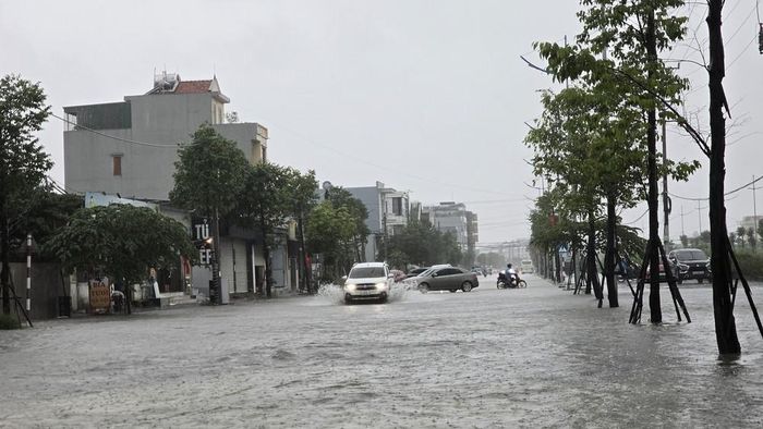 Nhiều xe ô tô phải quay đầu do nước dâng cao lên các tuyến đường lớn. Ảnh: Thanh Vân - TTXVN
