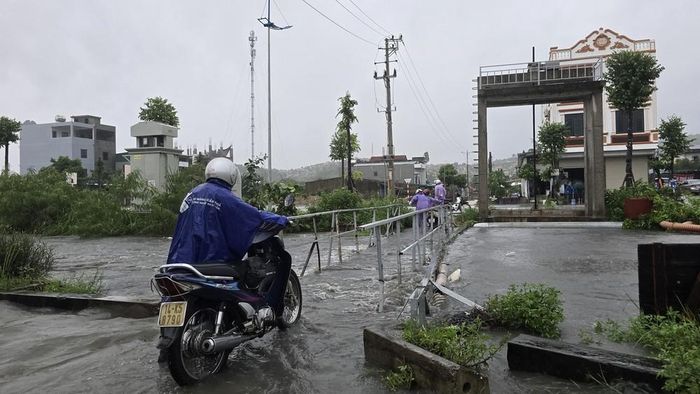 Nước tại kênh thoát nước phường Hà Lầm dâng cao ngang mặt đường Cao Hà. Ảnh: Thanh Vân - TTXVN