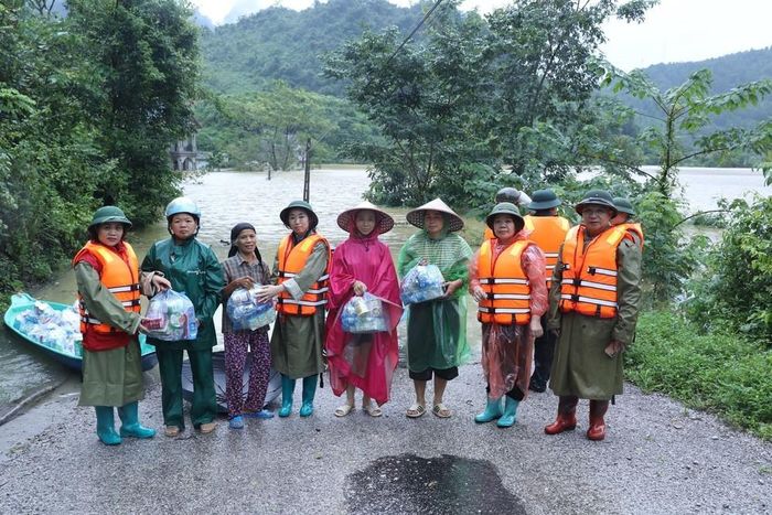 Hội Chữ thập đỏ tỉnh Lạng Sơn phối hợp với Tỉnh đoàn Lạng Sơn và chính quyền xã xã Tân Đoàn trao hỗ trợ khẩn cấp cho những hộ dân vùng thấp, trũng của xã. Ảnh: Anh Tuấn – TTXVN