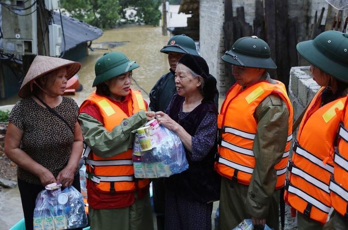 Hội Chữ thập đỏ tỉnh Lạng Sơn phối hợp với Tỉnh đoàn Lạng Sơn và chính quyền xã xã Tân Đoàn trao hỗ trợ khẩn cấp cho những hộ dân vùng thấp, trũng của xã. Ảnh: Anh Tuấn – TTXVN