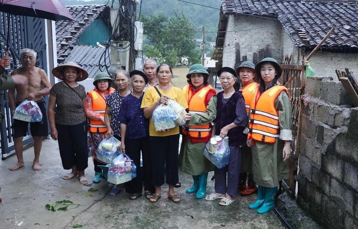 Hội Chữ thập đỏ tỉnh Lạng Sơn phối hợp với Tỉnh đoàn Lạng Sơn và chính quyền xã xã Tân Đoàn trao hỗ trợ khẩn cấp cho những hộ dân vùng thấp, trũng của xã. Ảnh: Anh Tuấn – TTXVN