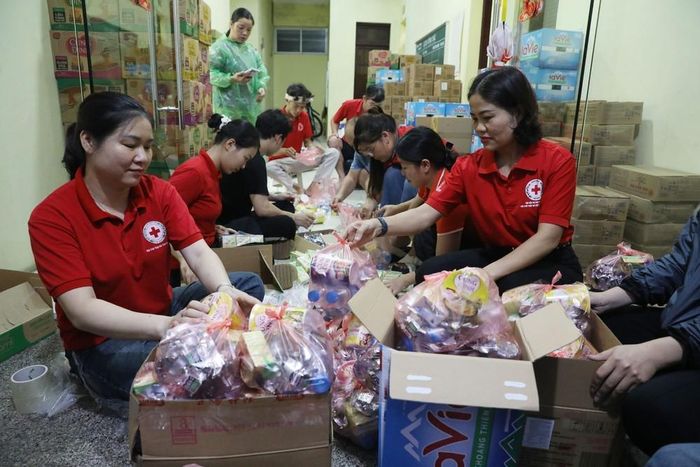 Cán bộ Hội Chữ thập đỏ tỉnh Lạng Sơn và các tình nguyện viên chuẩn bị quà cứu trợ khẩn cấp. Ảnh: Anh Tuấn – TTXVN