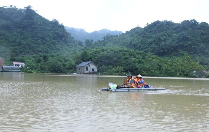 Người dân dùng bè tự chế sơ tán khỏi vùng thấp, trũng của xã Tân Đoàn, tỉnh Lạng Sơn. Ảnh: Anh Tuấn – TTXVN