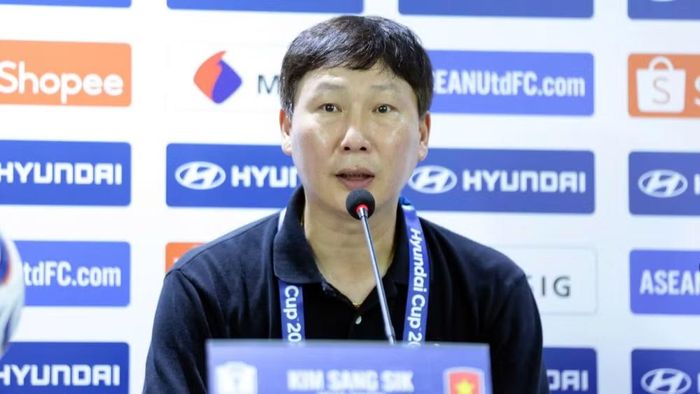 Huấn luyện viên Kim Sang Sik tại buổi họp báo. (Ảnh: VFF)