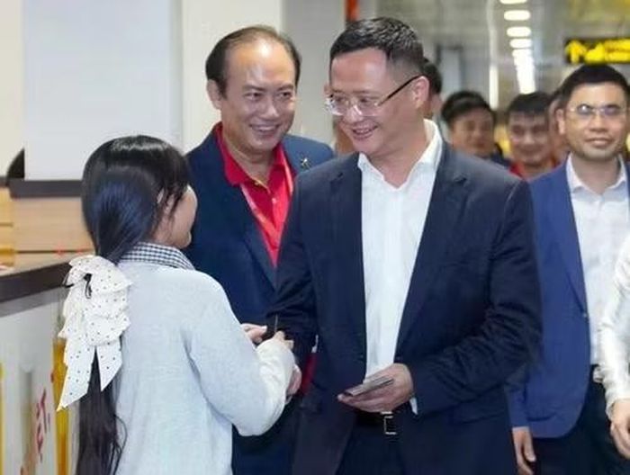 Cục Trưởng Hàng không Uông Việt Dũng trò chuyện với khách hàng không tại Cảng hàng không quốc tế Nội Bài. (Ảnh: Cục Hàng không Việt Nam)