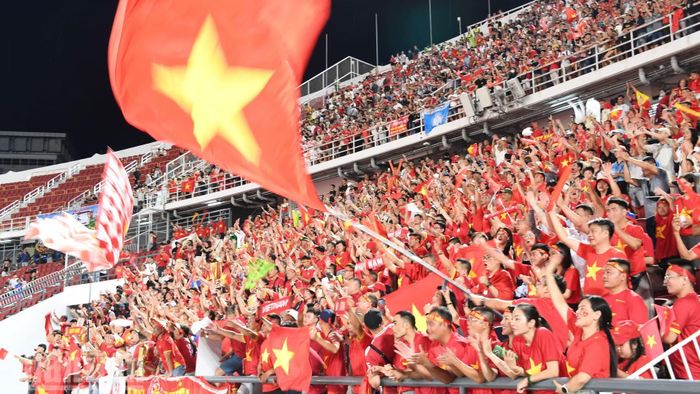 Các cổ động viên vỡ òa khi tỷ số được nâng lên 2-0 với cú sút của Quang Hải. (Ảnh: XUÂN SƠN).