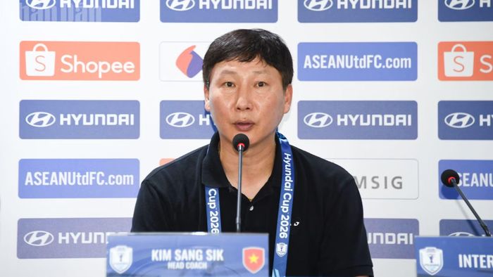 Tại cuộc họp báo sau trận đấu, huấn luyện viên Kim Sang Sik nhấn mạnh, đội tuyển Việt Nam đã có màn trình diễn ấn tượng, song vẫn cần chuẩn bị kỹ lưỡng cho trận lượt về. (Ảnh: XUÂN SƠN)
