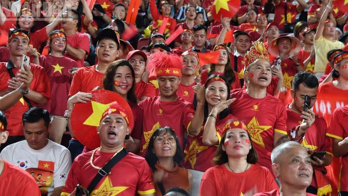 Các cổ động viên hào hứng khi những “chiến binh Sao Vàng” dẫn trước. (Ảnh: XUÂN SƠN)