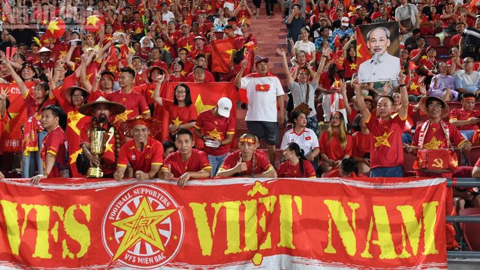 Đông đảo cổ động viên có mặt tại sân Rajamangala để tiếp sức cho đội tuyển Việt Nam. (Ảnh: XUÂN SƠN)