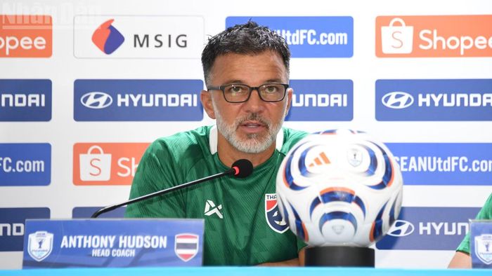 Huấn luyện viên Anthony Hudson hy vọng đội tuyển Thái Lan sẽ đảo ngược tình thế trong trận tái đấu tại Hà Nội. (Ảnh: MINH THẮNG)