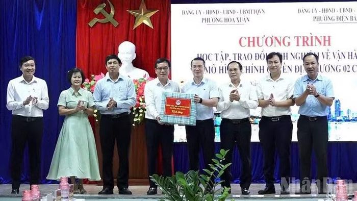 Hai địa phương tặng quà lưu niệm cho nhau. (Ảnh: Trung tâm Cung ứng dịch vụ sự nghiệp công phường Điện Bàn Bắc)