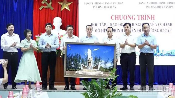 Hai địa phương tặng quà lưu niệm cho nhau. (Ảnh: Trung tâm Cung ứng dịch vụ sự nghiệp công phường Điện Bàn Bắc)