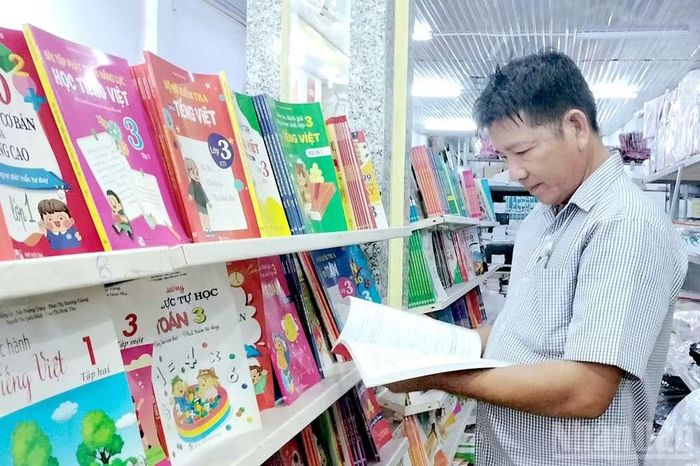 Phụ huynh cẩn trọng lựa chọn, so sánh các bộ sách bổ trợ và sách giáo khoa theo đúng danh mục chương trình của nhà trường tại kệ sách. (Ảnh: HỮU TÙNG)