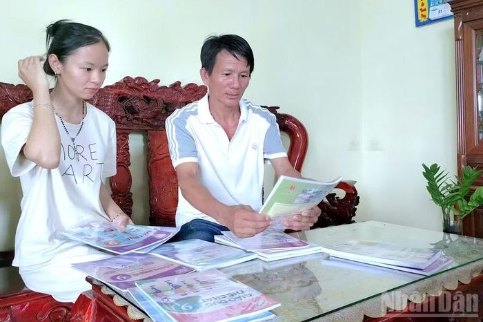 Nhiều phụ huynh ở Cà Mau đến nay vẫn chưa mua đủ sách giáo khoa cho con chuẩn bị bước vào năm học mới. (Ảnh: HỮU TÙNG)