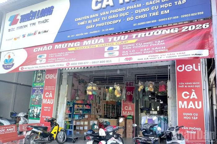 Cửa hàng Sách-Thiết bị Giáo dục Cà Mau trên đường Nguyễn Trãi, Phường An Xuyên, tỉnh Cà Mau. (Ảnh: HỮU TÙNG)