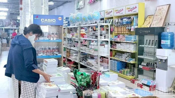 Bà Nguyễn Thị Diễm (ngụ phường An Xuyên) tìm mua sách còn thiếu cho con tại một nhà sách trên đường Nguyễn Trãi, Phường An Xuyên, tỉnh Cà Mau. (Ảnh: HỮU TÙNG)