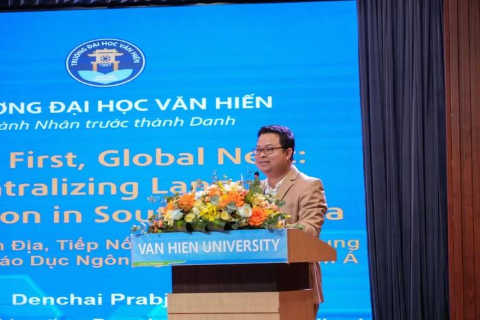 Giáo sư, Tiến sĩ Denchai Prabjandee, Viện trưởng Viện Đào tạo sau đại học, Đại học Burapha, Thái Lan trình bày tham luận. ﻿(Ảnh: Trường đại học Văn Hiến)