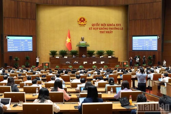 Quốc hội biểu quyết thông qua dự thảo Luật Phổ biến, giáo dục pháp luật (sửa đổi). (Ảnh: DUY LINH)