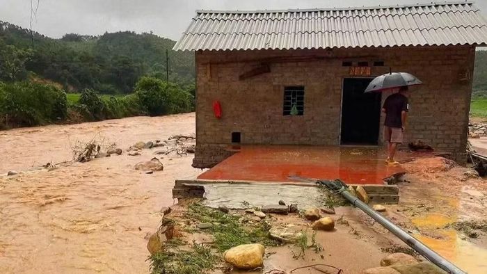 Mưa lớn, dòng chảy mạnh gây xói lở sát nhà dân, đe dọa an toàn nhà ở. (Ảnh: Báo Nông nghiệp và Môi trường)