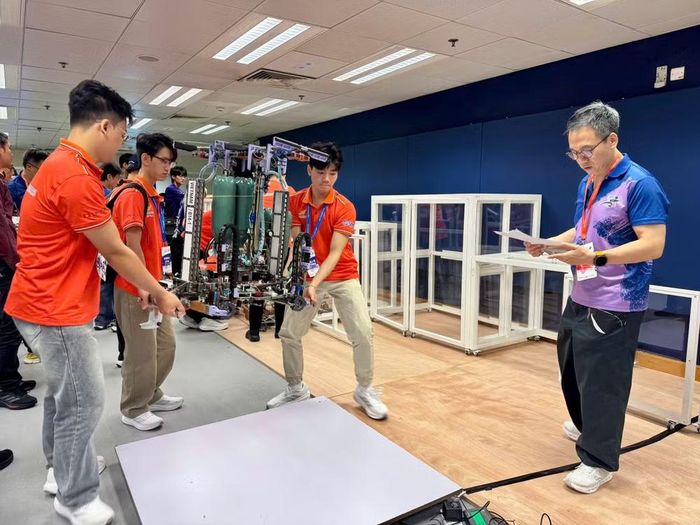 Đội tuyển Việt Nam chuẩn bị cho phần thi của mình. (Ảnh: Đài Truyền hình Việt Nam cung cấp)