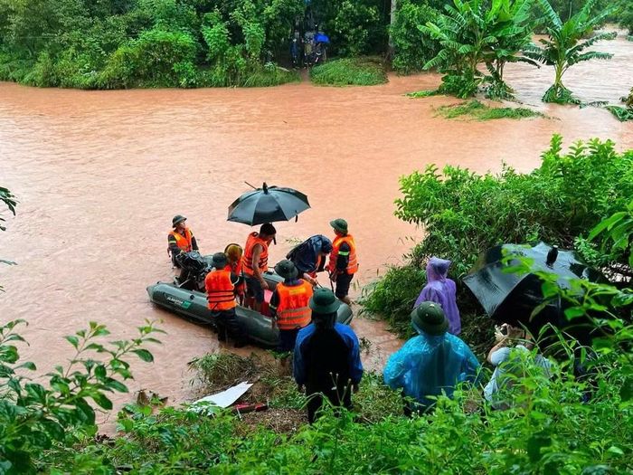 Lực lượng công an hỗ trợ di chuyển người dân đến nơi an toàn tại khu vực xã Đình Lập. (Ảnh: Công an xã Đình Lập cung cấp)